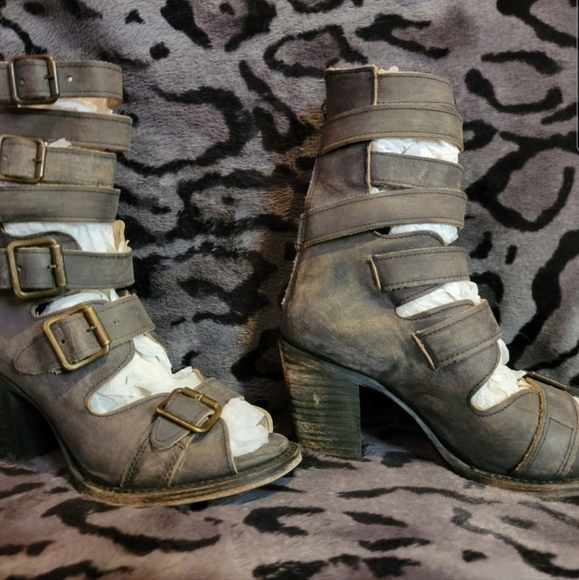 FREEBIRD by Steven distressed strappy sandals - Picture 3 of 4